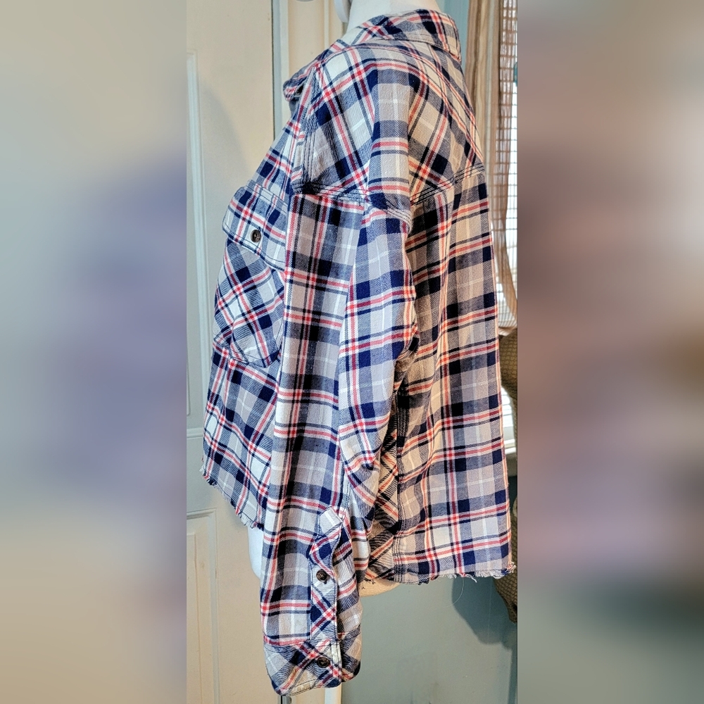 BDG Urban Outfitters Rayne Flannel Boxy Cropped Button Down Womens M Red Blue Gr - Picture 3 of 14